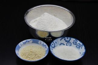 准备食材：低筋粉、白芝麻、白砂糖；