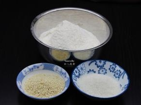 准备食材：低筋粉、白芝麻、白砂糖；