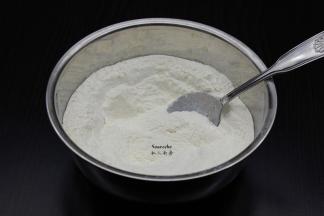 等到糖水变凉时，低筋粉、酵母、小苏打、泡打粉拌均过筛；