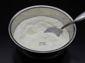 等到糖水变凉时，低筋粉、酵母、小苏打、泡打粉拌均过筛；