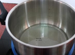 100ml饮用水倒入锅中，放入70克白砂糖，煮至融合，放凉；