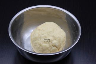 揉成团，盖上盖子静放20分钟；