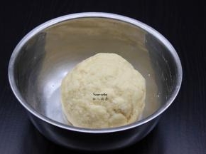 揉成团，盖上盖子静放20分钟；
