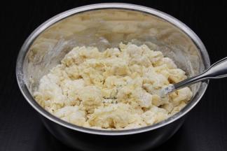 放凉的糖水倒入过筛好的面粉中，拌均；