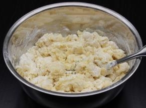 放凉的糖水倒入过筛好的面粉中，拌均；
