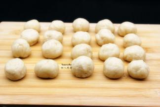 用折叠揉面法揉面，并做长条，均匀的分成小团PS：不要来回揉面，避免揉出筋。