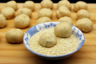 裹上芝麻，再揉一下，让芝麻不易掉落；PS：可以适量的沾水让芝麻容易裹上，