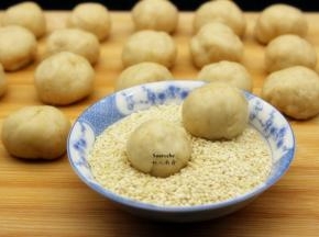 裹上芝麻，再揉一下，让芝麻不易掉落；PS：可以适量的沾水让芝麻容易裹上，