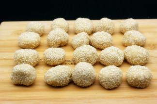 裹好芝麻的笑口枣，静放10分钟；