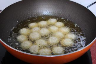 锅烧到温热，倒入适量的油，油温达到140度左右，放入做的笑口枣胚。