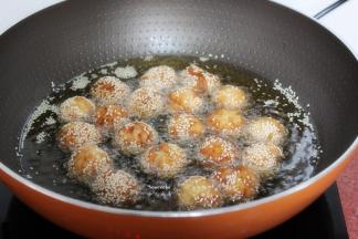 炸到开口，微黄即可捞出，用吸油纸把多余油吸干。PS：火不宜太大，太大火，口不开。