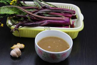 准备食材：紫菜心、高汤、生姜、蒜；
