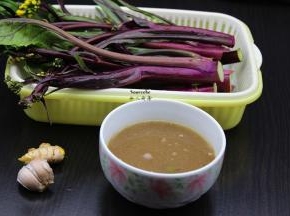 准备食材：紫菜心、高汤、生姜、蒜；