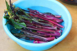 紫菜心洗净，长的切断，清水浸泡3分钟；PS：浸泡时间不要超过10分钟。