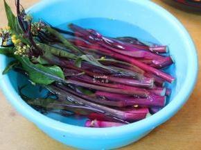紫菜心洗净，长的切断，清水浸泡3分钟；PS：浸泡时间不要超过10分钟。