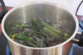 汆烫熟，捞出沥干水，装入碟子；