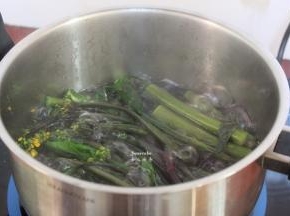 汆烫熟，捞出沥干水，装入碟子；