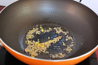 热锅，倒油，放入、蒜末、生姜末爆香，加入高汤、盐煮沸。