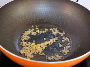 热锅，倒油，放入、蒜末、生姜末爆香，加入高汤、盐煮沸。