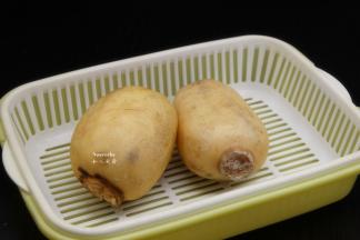 准备新鲜莲藕；