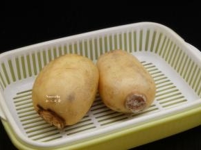 准备新鲜莲藕；