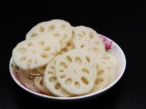 去皮，洗净，切薄片；