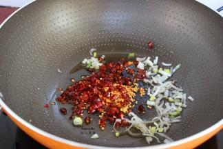 热锅，倒油，放入干辣椒、大葱煸香；
