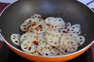 加入藕片大火爆炒；