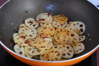 藕片炒至五成熟时，加入生抽；