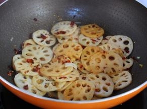 藕片炒至五成熟时，加入生抽；