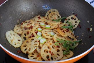 炒熟时放盐，大葱，炒均，收汁即可。