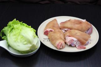 准备食材：猪手烧毛、切块、洗净，生抽等；