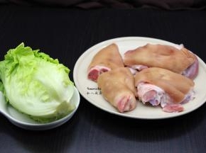 准备食材：猪手烧毛、切块、洗净，生抽等；