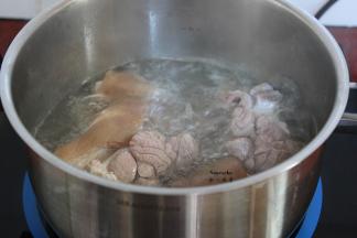 清水煮沸，放入猪蹄，汆烫；