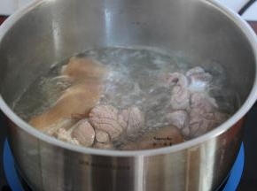 清水煮沸，放入猪蹄，汆烫；
