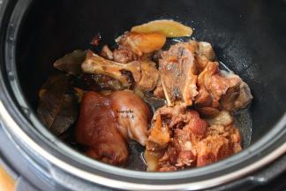 开盖，按收汁提味功能，放盐、生抽拌均把汁收干。