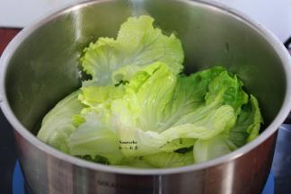 生菜洗净，汆烫，捞出，摆入盘；