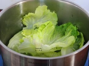 生菜洗净，汆烫，捞出，摆入盘；