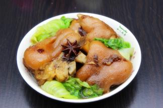 把猪蹄放入生菜上面即可。