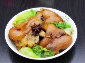 把猪蹄放入生菜上面即可。