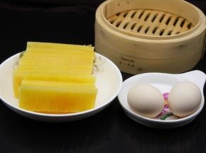 准备食材：年糕、鸡蛋、竹蒸笼、牛奶等；