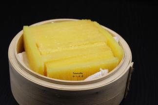 切片好的年糕放入竹蒸笼；