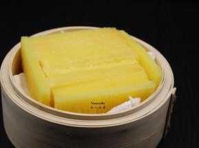 切片好的年糕放入竹蒸笼；