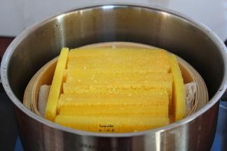 清水煮沸，放入锅中蒸3分钟；PS：蒸软即可。