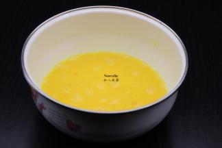 鸡蛋打拌均匀；