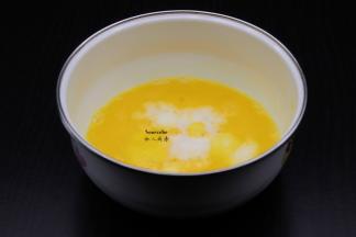 鸡蛋液中加入一勺鲜牛奶，拌均；