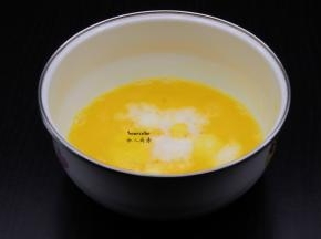 鸡蛋液中加入一勺鲜牛奶，拌均；