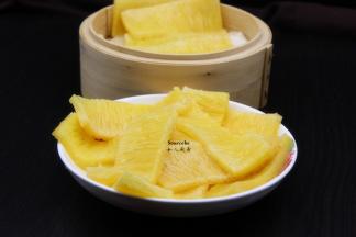 这时候年糕蒸好，取出，放凉；