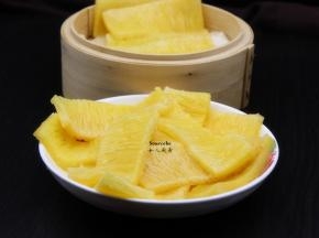 这时候年糕蒸好，取出，放凉；