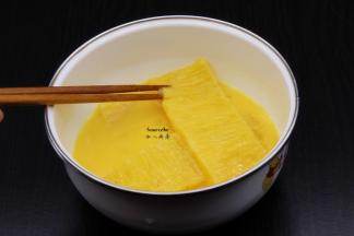 放凉的年糕，均匀裹上鸡蛋牛奶液；
